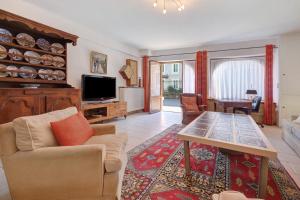 a living room with a couch and a table at Maison des papillons Daglan in Daglan