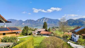 a view of a village with mountains in the background at Ferienwohnung Am Bromberg in Schlehdorf