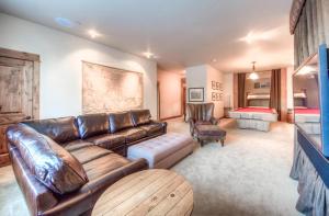 Big Sky Mountain VillageにあるCowboy Heaven Luxury Suites - Unit 2Bのギャラリーの写真