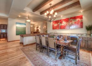 Big Sky Mountain VillageにあるCowboy Heaven Luxury Suites - Unit 2Bのギャラリーの写真