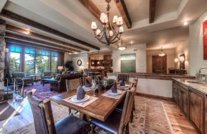 Big Sky Mountain VillageにあるCowboy Heaven Luxury Suites - Unit 2Bのギャラリーの写真 +38枚の写真