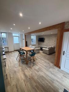 a living room with a table and chairs and a couch at Gîte des vignobles de Reuilly in Reuilly +5 photos