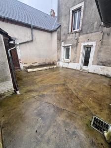 an empty parking lot in front of a building at Gîte des vignobles de Reuilly in Reuilly