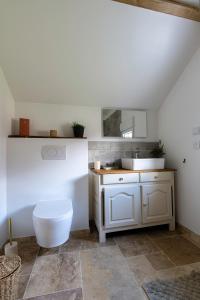 a bathroom with a sink and a toilet at Ô Bois Jer'Home in Bois-Jérôme-Saint-Ouen