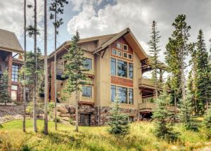una casa grande con árboles delante de ella en Cowboy Heaven Suites-Unit 2B, en Big Sky Mountain Village