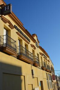 un edificio con balcones en un lateral en Apartamentos Turísticos La Terraza*, en Las Cabezas de San Juan