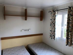 a small room with a bench and a window at ZEcamping 4 étoiles pet friendly terrain multisports piscine couverte in Angles