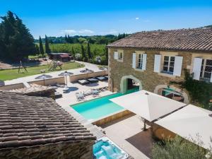 an external view of a house with a swimming pool at Mas Loisonville - 32 couchages in Grillon