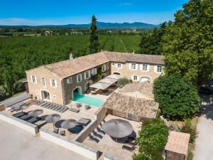 an aerial view of a house with a swimming pool and patio at Mas Loisonville - 32 couchages in Grillon