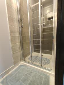 a shower with a glass door in a bathroom at Chez Audrey et Christophe in Saint-Pol-de-Léon +36 photos