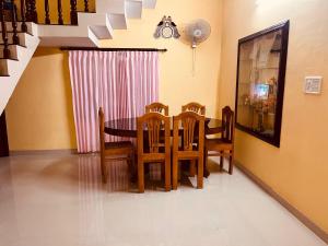 a dining room with a table and chairs at Manasam Homes Near To IIM & NIT - kOZHIKODE in Kunnamangalam