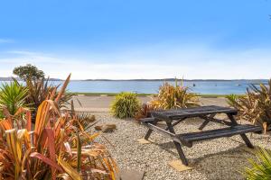 Gallery image of Beachfront Apartment Blackmans Bay in Kingston Beach