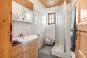a bathroom with a sink and a toilet at Ferienwohnung am Schusterhof in Wonneberg +32 photos