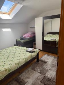Llit o llits en una habitació de Pazarić apartments