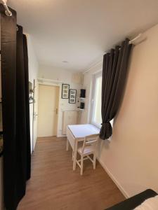a dining room with a table and a window at Paulibude in Hamburg