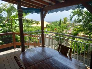 a table on a balcony with a view of the ocean at Au colibri vert in Trois-Rivières