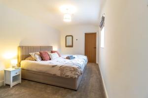 a bedroom with a bed with a nightstand and a bed sidx sidx sidx sidx at The Calf House in Sibbertoft