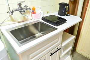 a kitchen counter with a sink and a appliance at ブルク井尻 Brug ijiri in Itazuke