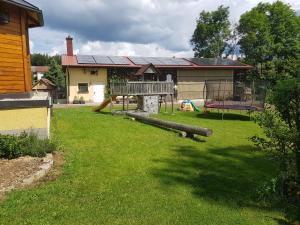 un cortile con un parco giochi e una casa di Fritzerhof a Gössweinstein