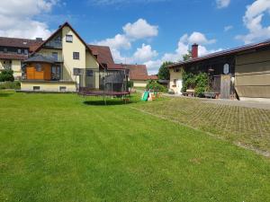 un cortile con una casa e un parco giochi di Fritzerhof a Gössweinstein Altre 33 foto