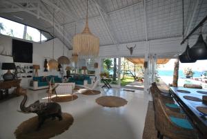 a living room with an elephant statue in the middle of the room at Villa Pantai Matanai in Tianyar