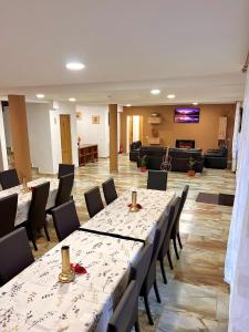 a large room with tables and chairs and a living room at Caesars HOUSE Lac Belis in Luna de Sus
