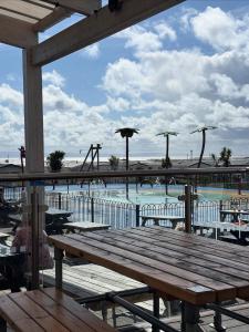 ein hölzerner Picknicktisch vor einem Wasserpark in der Unterkunft Ash 19 in Newton