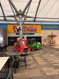 eine Spielzeugeisenbahn auf einem Tisch vor einem Geschäft in der Unterkunft Ash 19 in Newton