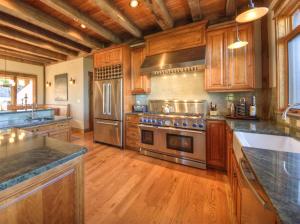 Dapur atau dapur kecil di Latigo Lodge