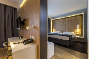 Postel nebo postele na pokoji v ubytování M Hotel