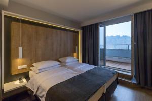 Postel nebo postele na pokoji v ubytování M Hotel