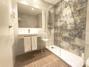 ein Badezimmer mit Waschbecken und Dusche in der Unterkunft Hotel Boutique Aquaria Caneliñas in Portonovo