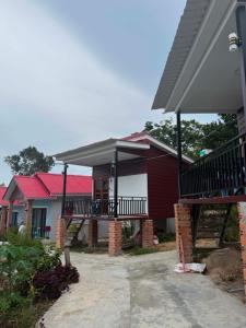 a row of houses with red and white at Mango Bungalow in Kaôh Rŭng (3) +7 photos