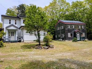 a house and a barn in a yard at のんびれっじ七草 in Nasushiobara +9 photos