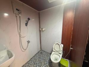 a small bathroom with a toilet and a sink at Mango Bungalow in Kaôh Rŭng (3)