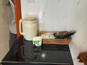 a coffee maker and a basket on a shelf at Mango Bungalow in Kaôh Rŭng (3)