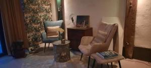 a living room with two chairs and a table at Noardlik B&B in Birdaard
