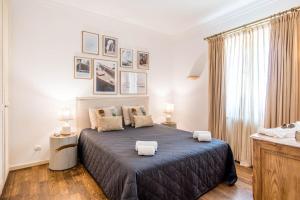 ein Schlafzimmer mit einem großen Bett, auf dem zwei Handtücher liegen in der Unterkunft Charmante villa Authentique in Loulé