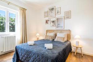 ein Schlafzimmer mit einem großen Bett und zwei Kissen in der Unterkunft Charmante villa Authentique in Loulé