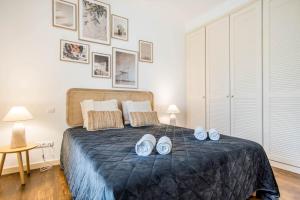 ein Schlafzimmer mit einem großen Bett, auf dem Schuhe stehen in der Unterkunft Charmante villa Authentique in Loulé
