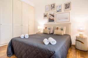 ein Schlafzimmer mit einem großen Bett mit drei Kissen darauf in der Unterkunft Charmante villa Authentique in Loulé