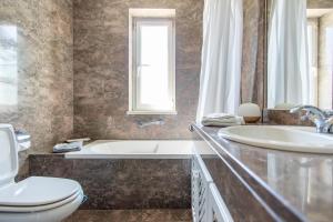 ein Badezimmer mit Badewanne, Toilette und Waschbecken in der Unterkunft Charmante villa Authentique in Loulé + 38 Fotos