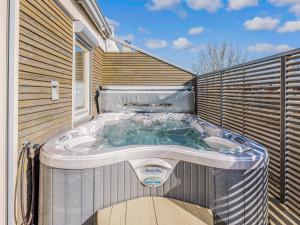 a hot tub on the side of a house at Admiral Stuuv in Barth