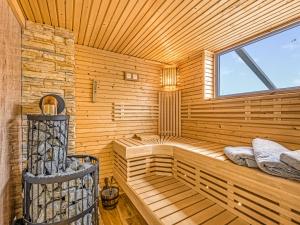 a wooden cabin with a sauna with a window at Admiral Stuuv in Barth