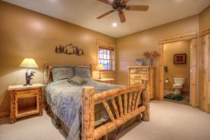 Een bed of bedden in een kamer bij Moondance Lodge