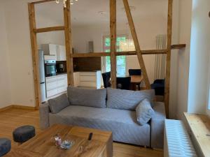 a living room with a couch and a table at Wunderschöne 2 Zimmer Wohnung in Wuppertal in Wuppertal