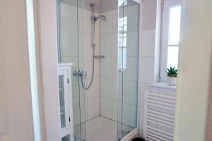 a bathroom with a shower with a glass door at Ferienwohnung LOTTTALEBEN 2 in Timmendorfer Strand
