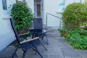 a table and chairs sitting next to a building at Ferienwohnung LOTTTALEBEN 2 in Timmendorfer Strand