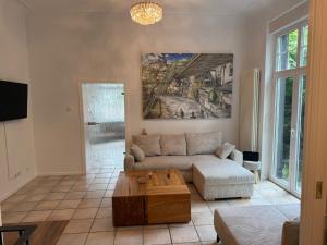 a living room with a couch and a coffee table at Wunderschöne 2 Zimmer Wohnung in Wuppertal in Wuppertal