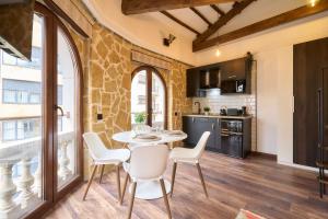 a kitchen and dining room with a table and chairs at Los Balcones de San Juan in Salamanca +28 photos